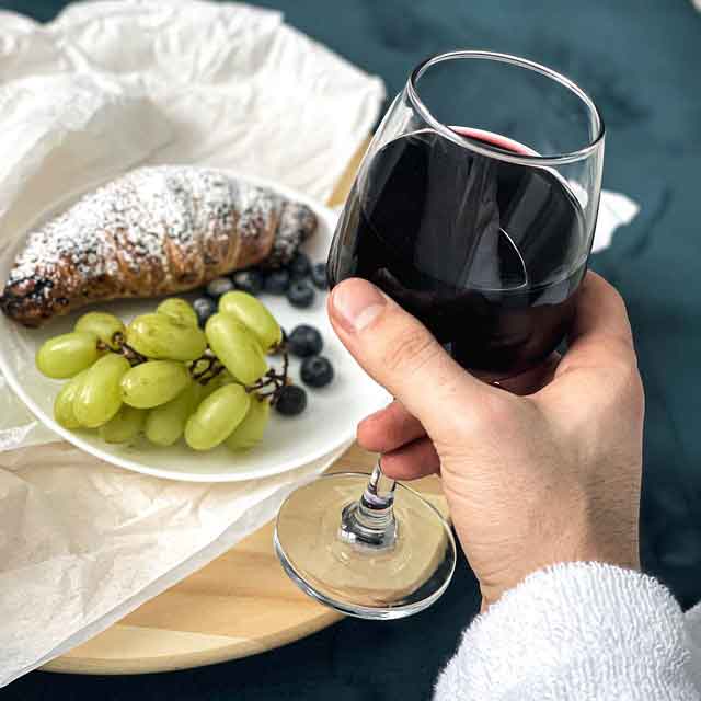 가성비 와인 안주 추천: 편의점 와인과 찰떡궁합인 조합은?